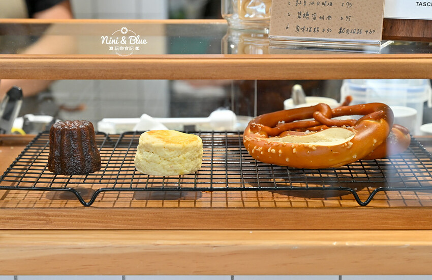 六樓Ａ座餐事｜台中德國扭結麵包推薦，不只是台中早午餐，其實晚上也有營業。寵物友善餐廳 @Nini and Blue  玩樂食記