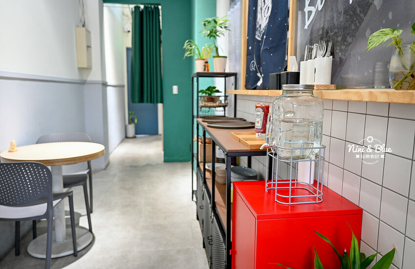 六樓Ａ座餐事｜台中德國扭結麵包推薦，不只是台中早午餐，其實晚上也有營業。寵物友善餐廳 @Nini and Blue  玩樂食記