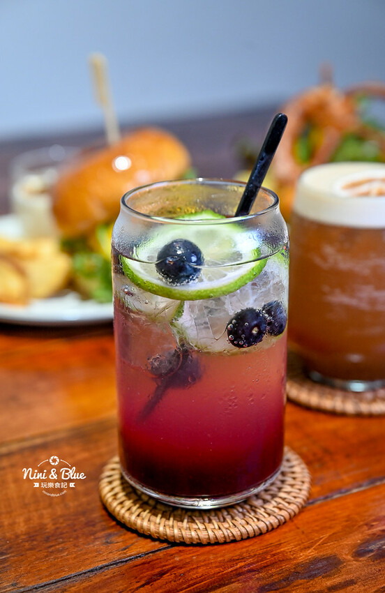 六樓Ａ座餐事｜台中德國扭結麵包推薦，不只是台中早午餐，其實晚上也有營業。寵物友善餐廳 @Nini and Blue  玩樂食記