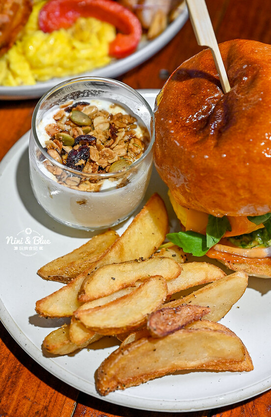 六樓Ａ座餐事｜台中德國扭結麵包推薦，不只是台中早午餐，其實晚上也有營業。寵物友善餐廳 @Nini and Blue  玩樂食記