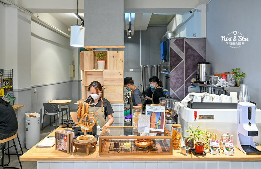六樓Ａ座餐事｜台中德國扭結麵包推薦，不只是台中早午餐，其實晚上也有營業。寵物友善餐廳 @Nini and Blue  玩樂食記