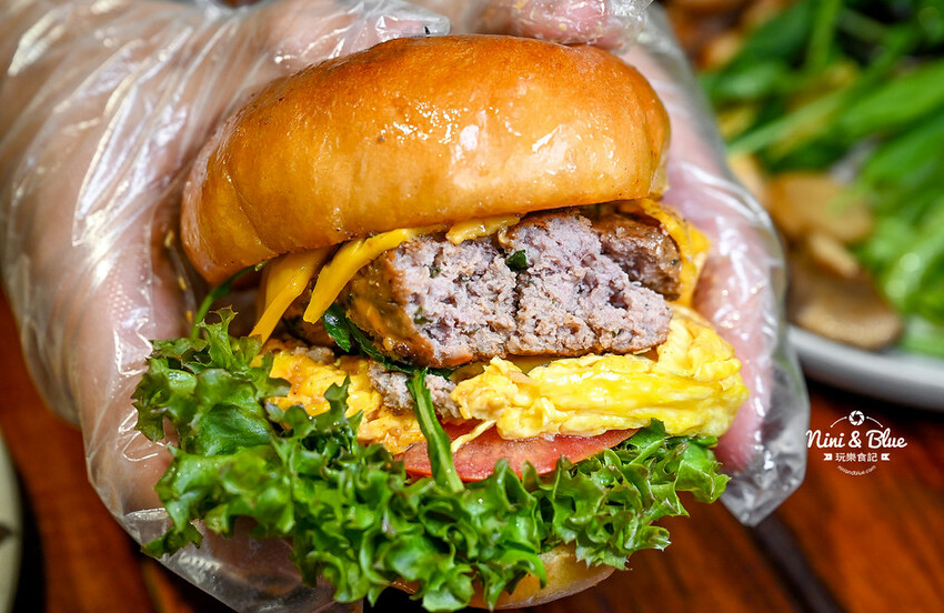 六樓Ａ座餐事｜台中德國扭結麵包推薦，不只是台中早午餐，其實晚上也有營業。寵物友善餐廳 @Nini and Blue  玩樂食記