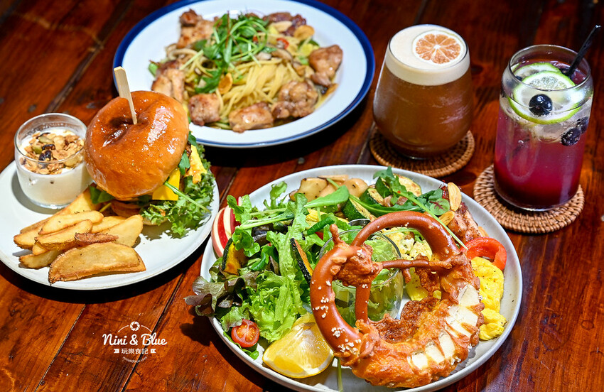 六樓Ａ座餐事｜台中德國扭結麵包推薦，不只是台中早午餐，其實晚上也有營業。寵物友善餐廳 @Nini and Blue  玩樂食記