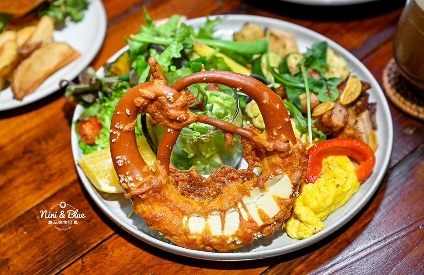 六樓Ａ座餐事｜台中德國扭結麵包推薦，不只是台中早午餐，其實晚上也有營業。寵物友善餐廳 @Nini and Blue  玩樂食記