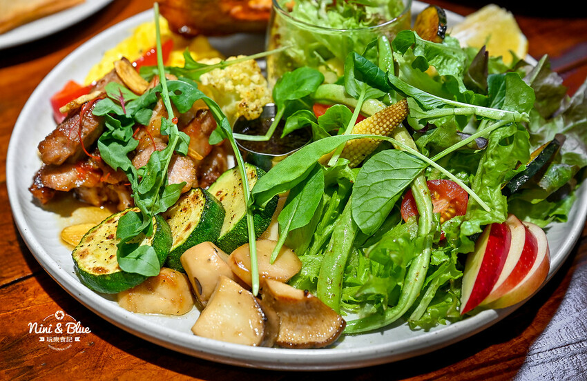 六樓Ａ座餐事｜台中德國扭結麵包推薦，不只是台中早午餐，其實晚上也有營業。寵物友善餐廳 @Nini and Blue  玩樂食記