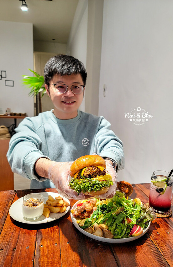 六樓Ａ座餐事｜台中德國扭結麵包推薦，不只是台中早午餐，其實晚上也有營業。寵物友善餐廳 @Nini and Blue  玩樂食記