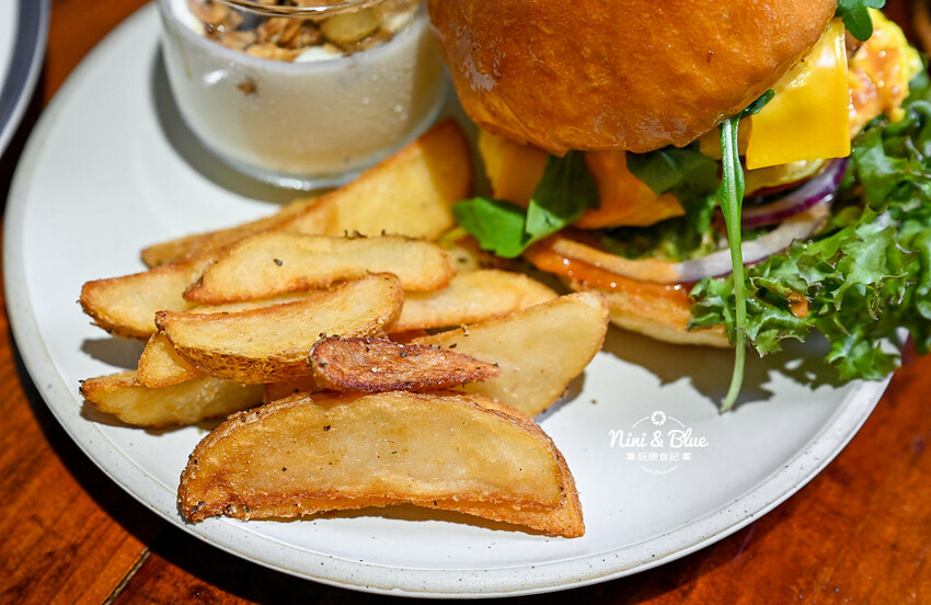 六樓Ａ座餐事｜台中德國扭結麵包推薦，不只是台中早午餐，其實晚上也有營業。寵物友善餐廳 @Nini and Blue  玩樂食記