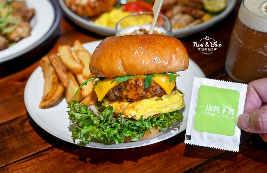 六樓Ａ座餐事｜台中德國扭結麵包推薦，不只是台中早午餐，其實晚上也有營業。寵物友善餐廳 @Nini and Blue  玩樂食記