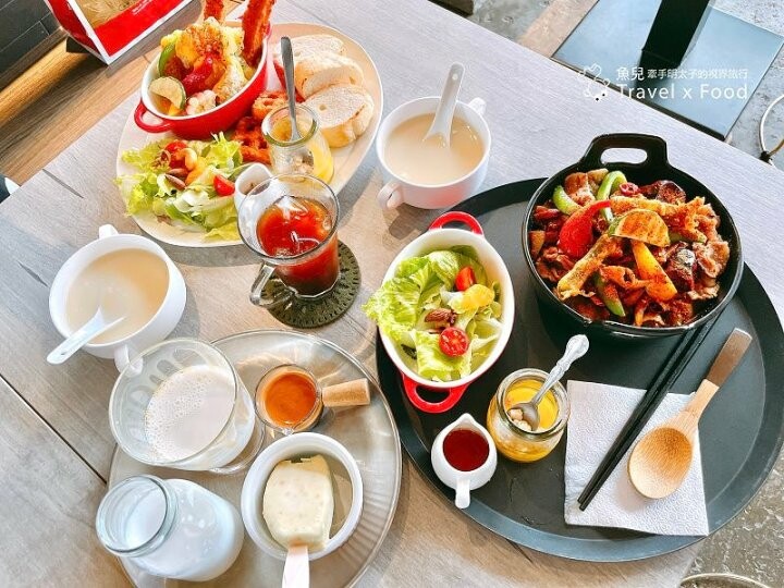 緊鄰濱海觀景步道,結合沙丘、海灘與跨海大橋,霜淇淋刨冰 x 咖啡 x 早午餐:季風沙丘 – 老。樣子三店 @魚兒 x 牽手明太子的「視」界旅行