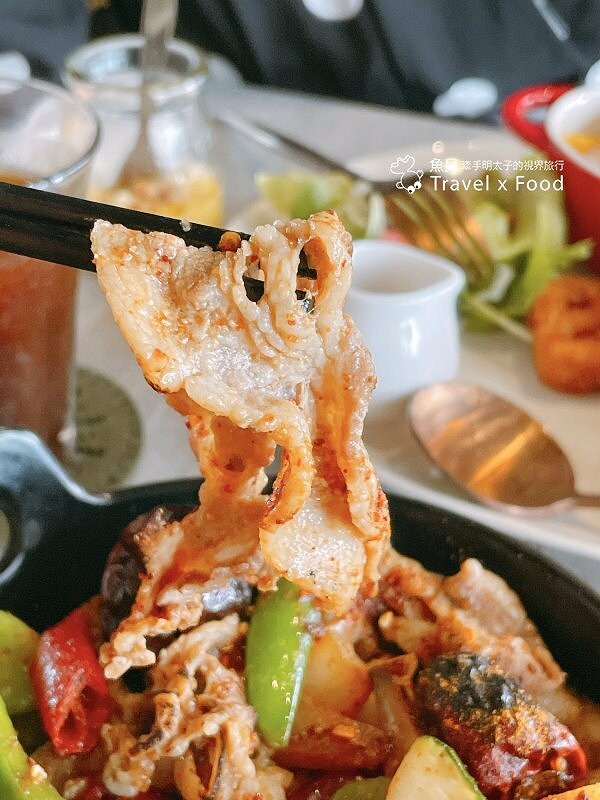 緊鄰濱海觀景步道,結合沙丘、海灘與跨海大橋,霜淇淋刨冰 x 咖啡 x 早午餐:季風沙丘 – 老。樣子三店 @魚兒 x 牽手明太子的「視」界旅行