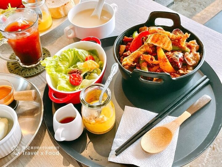 緊鄰濱海觀景步道,結合沙丘、海灘與跨海大橋,霜淇淋刨冰 x 咖啡 x 早午餐:季風沙丘 – 老。樣子三店 @魚兒 x 牽手明太子的「視」界旅行