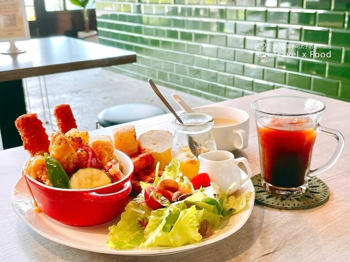 緊鄰濱海觀景步道,結合沙丘、海灘與跨海大橋,霜淇淋刨冰 x 咖啡 x 早午餐:季風沙丘 – 老。樣子三店 @魚兒 x 牽手明太子的「視」界旅行