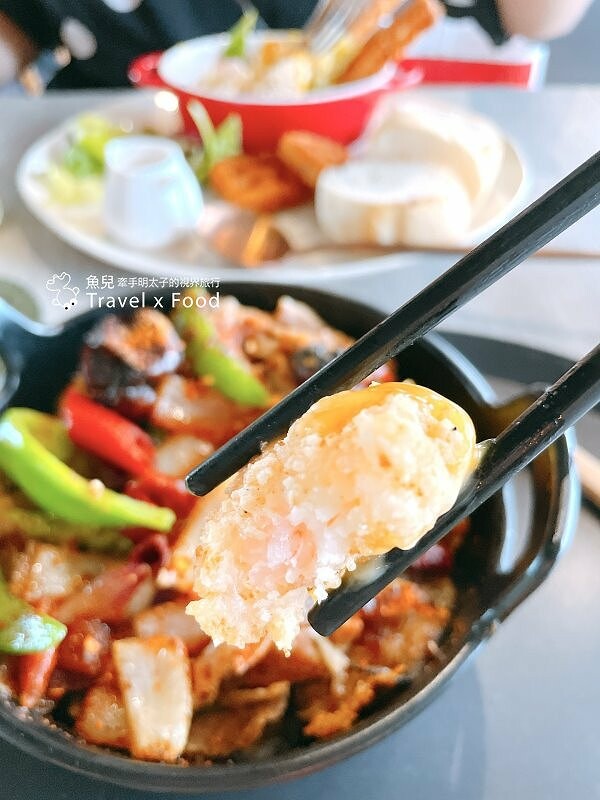 緊鄰濱海觀景步道,結合沙丘、海灘與跨海大橋,霜淇淋刨冰 x 咖啡 x 早午餐:季風沙丘 – 老。樣子三店 @魚兒 x 牽手明太子的「視」界旅行