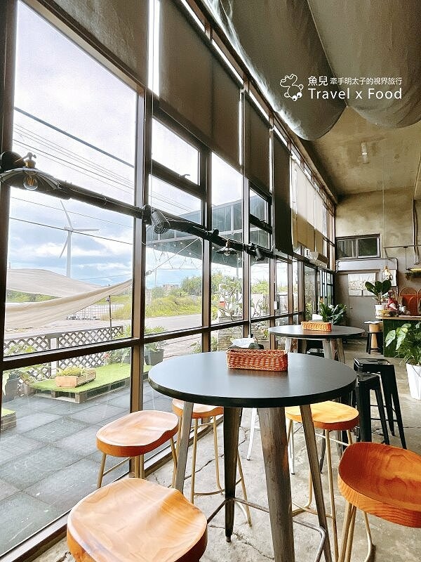 緊鄰濱海觀景步道,結合沙丘、海灘與跨海大橋,霜淇淋刨冰 x 咖啡 x 早午餐:季風沙丘 – 老。樣子三店 @魚兒 x 牽手明太子的「視」界旅行