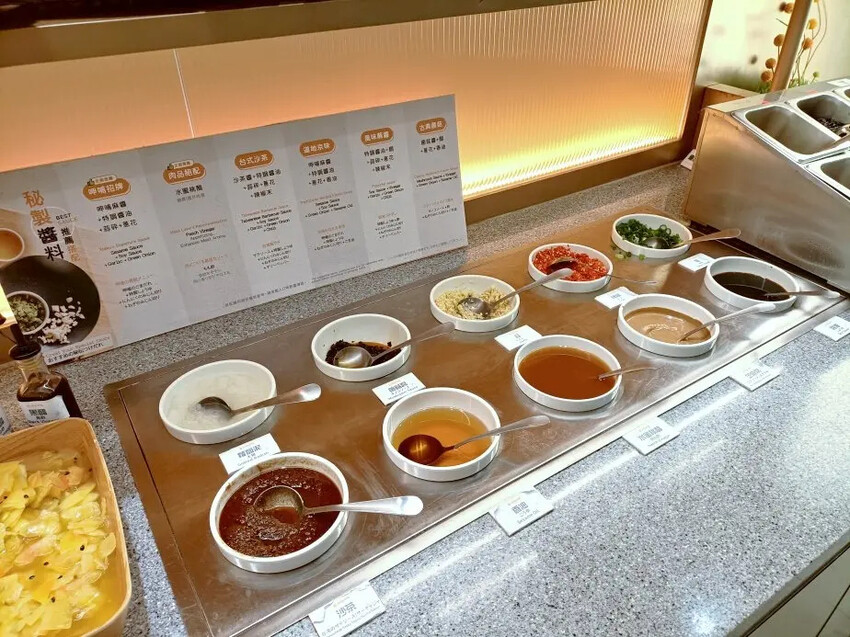 中山商圈呷哺呷哺火鍋！手搖飲 豐富自助配料與個人鍋新選擇。