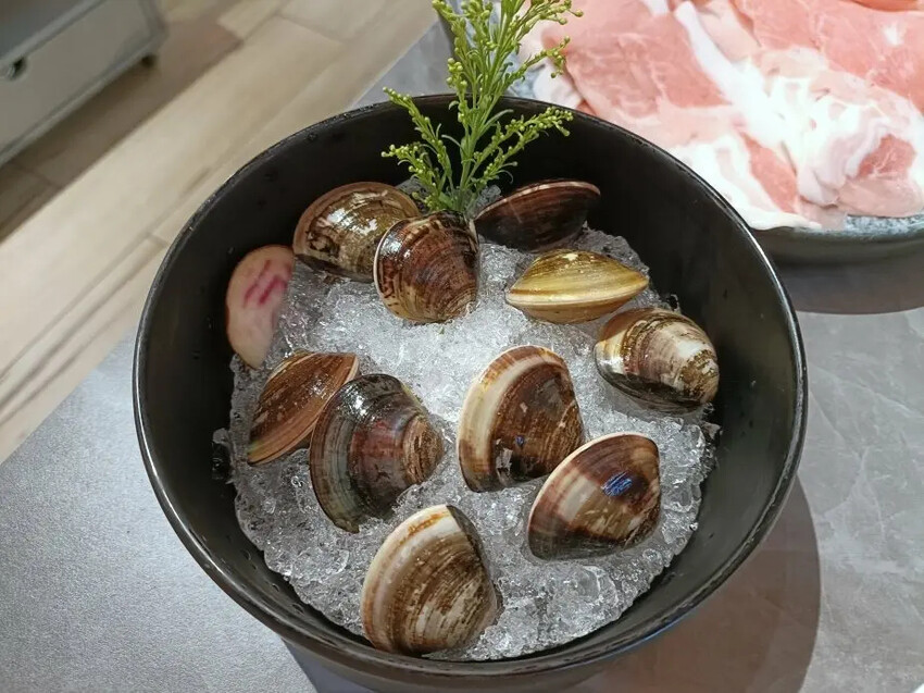 中山商圈呷哺呷哺火鍋！手搖飲 豐富自助配料與個人鍋新選擇。