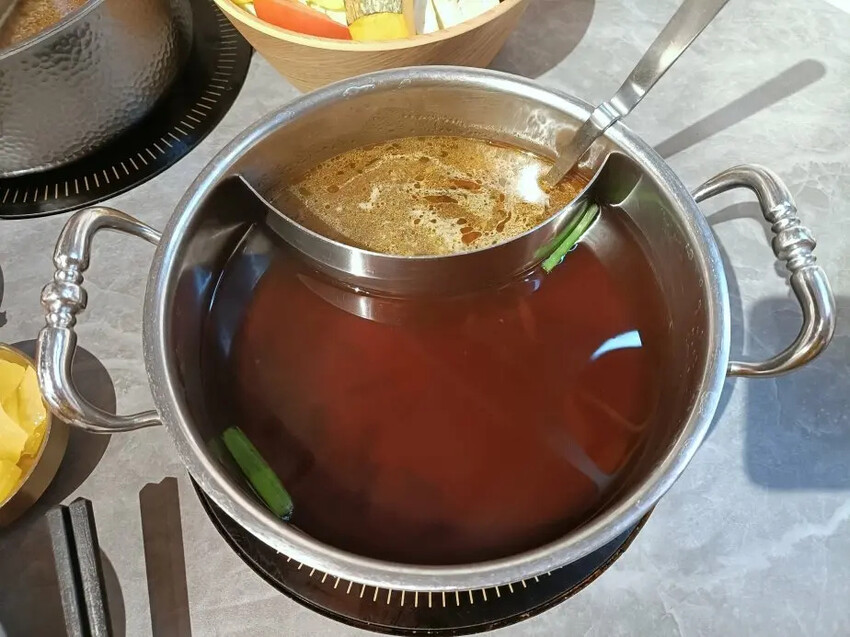 中山商圈呷哺呷哺火鍋！手搖飲 豐富自助配料與個人鍋新選擇。