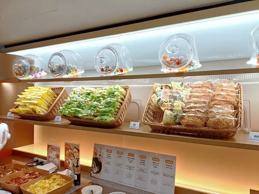 中山商圈呷哺呷哺火鍋！手搖飲 豐富自助配料與個人鍋新選擇。