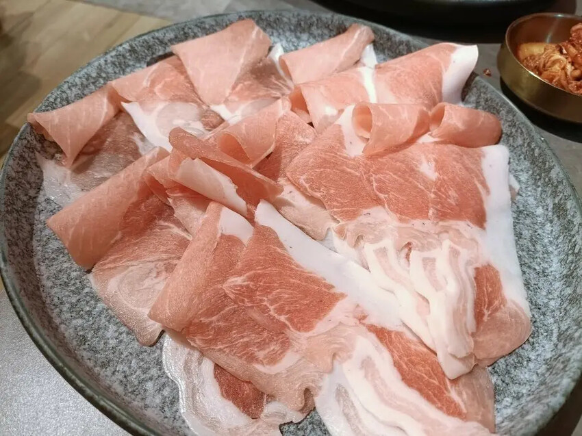 中山商圈呷哺呷哺火鍋！手搖飲 豐富自助配料與個人鍋新選擇。