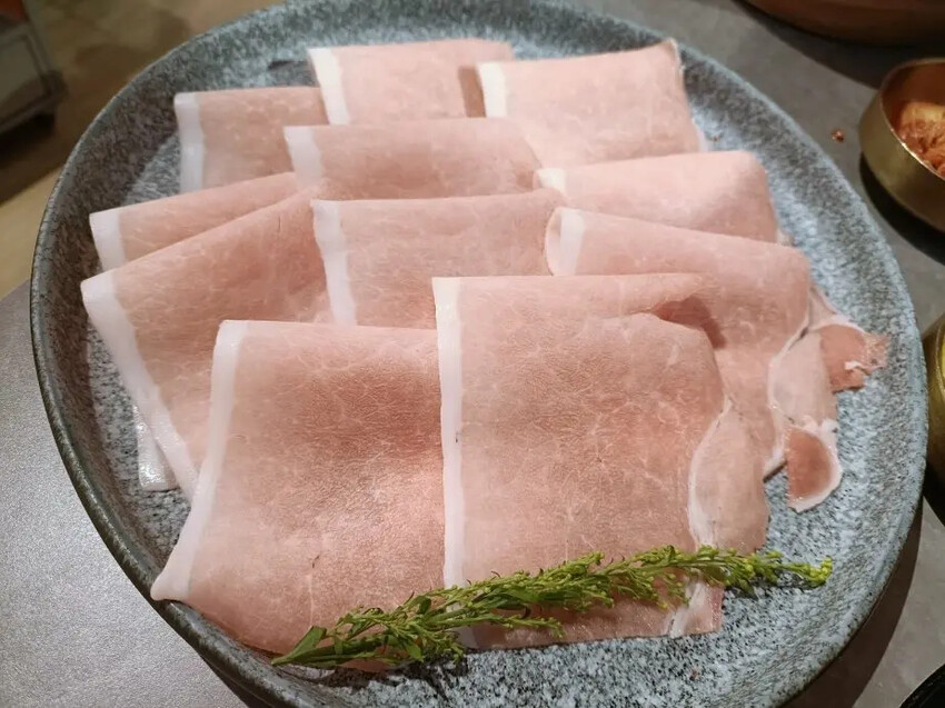 中山商圈呷哺呷哺火鍋！手搖飲 豐富自助配料與個人鍋新選擇。