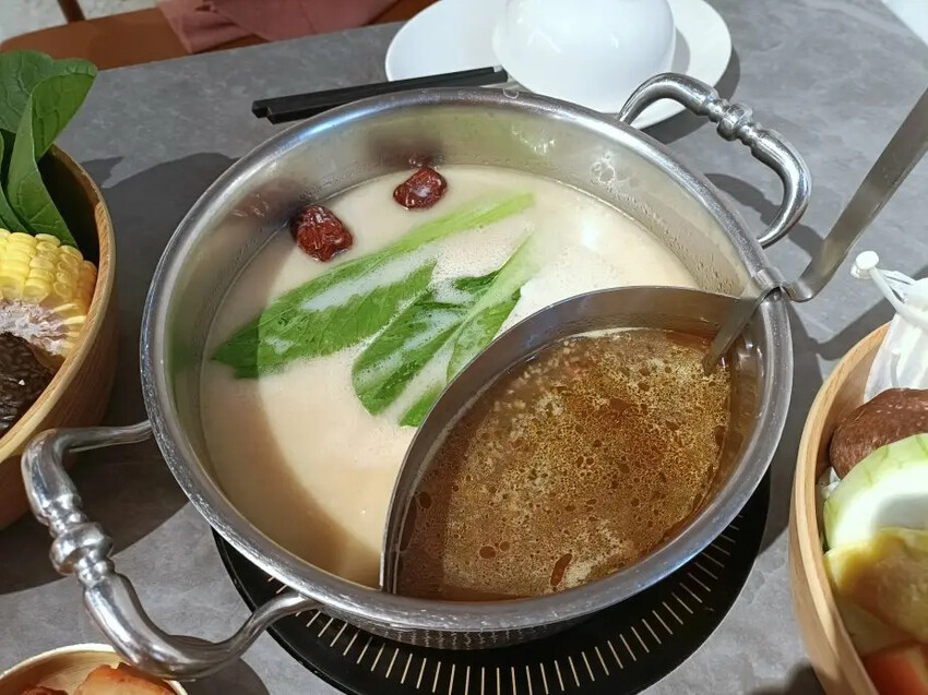 中山商圈呷哺呷哺火鍋！手搖飲 豐富自助配料與個人鍋新選擇。