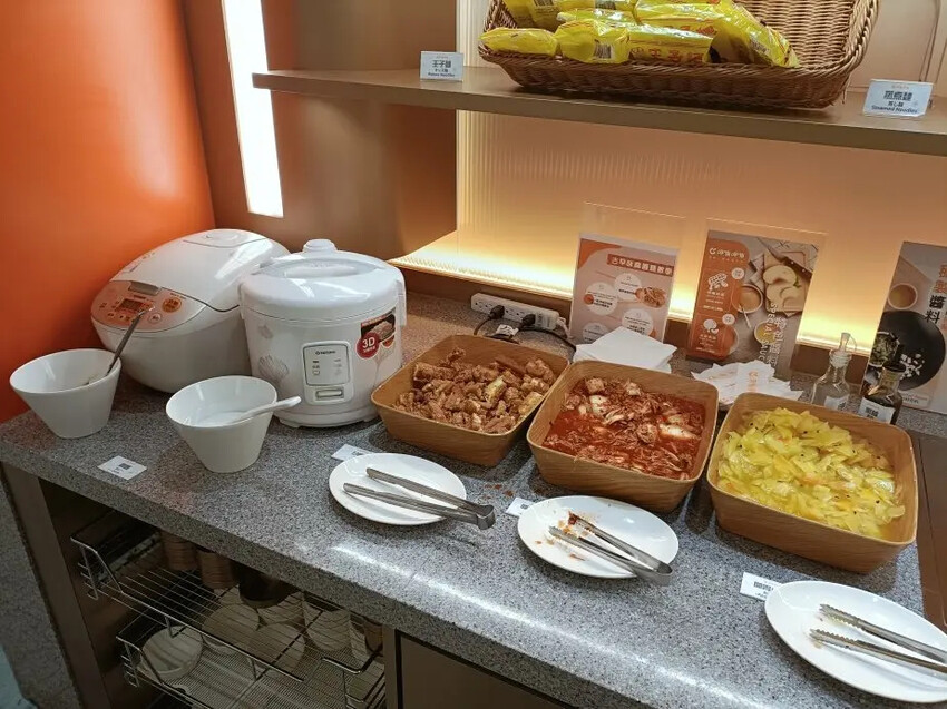 中山商圈呷哺呷哺火鍋！手搖飲 豐富自助配料與個人鍋新選擇。