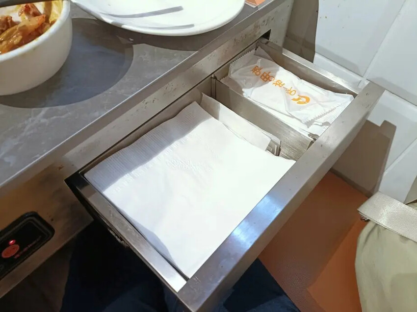 中山商圈呷哺呷哺火鍋！手搖飲 豐富自助配料與個人鍋新選擇。