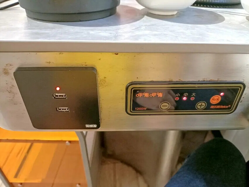 中山商圈呷哺呷哺火鍋！手搖飲 豐富自助配料與個人鍋新選擇。