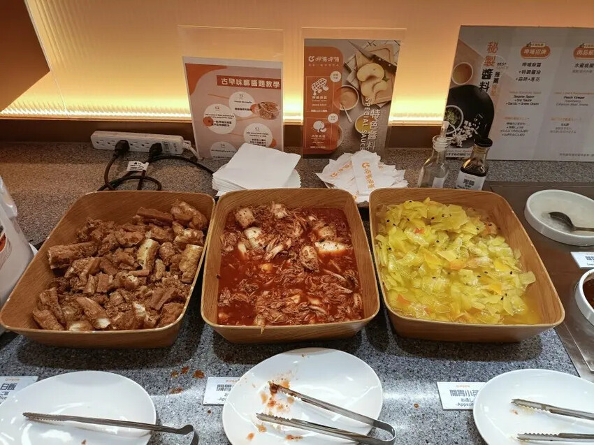 中山商圈呷哺呷哺火鍋！手搖飲 豐富自助配料與個人鍋新選擇。