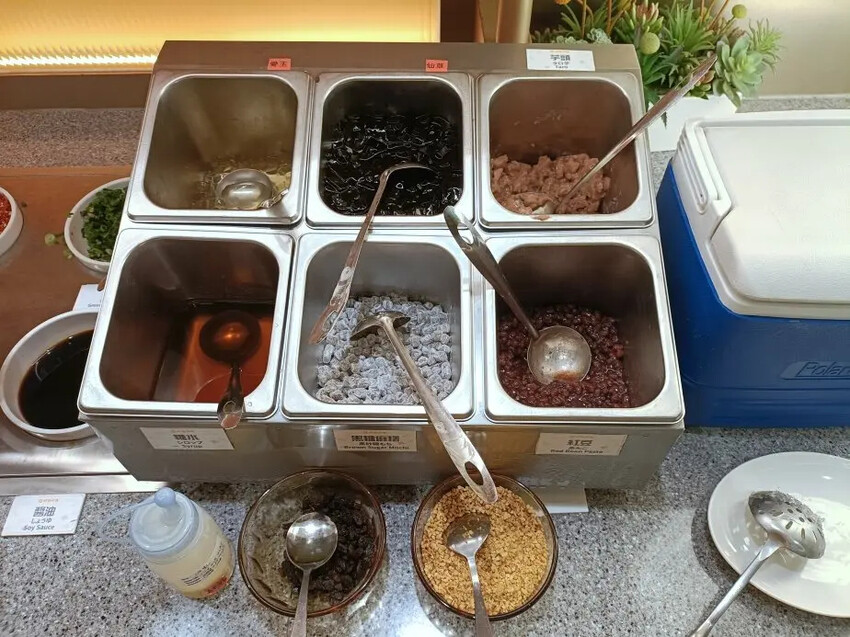 中山商圈呷哺呷哺火鍋！手搖飲 豐富自助配料與個人鍋新選擇。