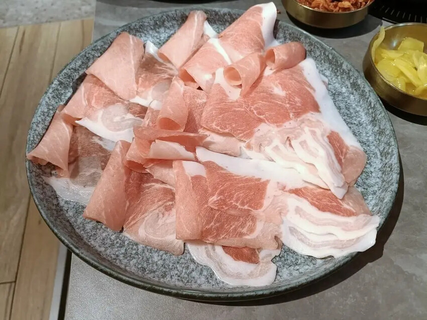 中山商圈呷哺呷哺火鍋！手搖飲 豐富自助配料與個人鍋新選擇。