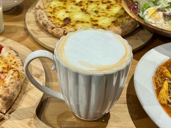 (蘆洲PIZZA)拍拍手披薩咖啡~破千則好評巷弄美食~爐烤披