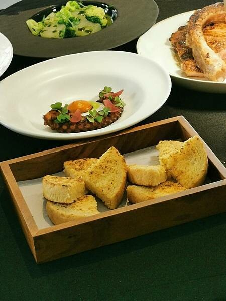 台中市西區(台中/西區)說故事的人-藏身在臺中市役所二樓，四月精緻午餐餐點開箱