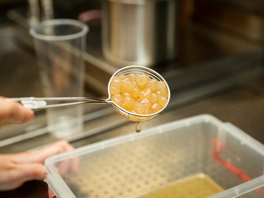 中壢手搖飲推薦-超美味的1955阿義鳳梨冰來中壢啦!傳承六十年的鳳梨冰超好喝,獨家鳳梨蜜搭配綠茶紅茶也都非常優呢。而且每天還有各種不同的手工珍珠以及蒟蒻凍~ @圍事小哥的幸福相框