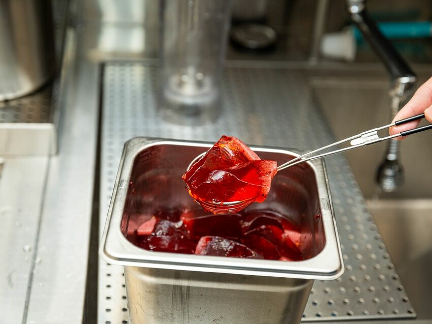 中壢手搖飲推薦-超美味的1955阿義鳳梨冰來中壢啦!傳承六十年的鳳梨冰超好喝,獨家鳳梨蜜搭配綠茶紅茶也都非常優呢。而且每天還有各種不同的手工珍珠以及蒟蒻凍~ @圍事小哥的幸福相框