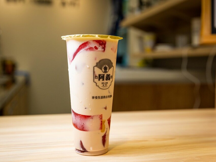 中壢手搖飲推薦-超美味的1955阿義鳳梨冰來中壢啦!傳承六十年的鳳梨冰超好喝,獨家鳳梨蜜搭配綠茶紅茶也都非常優呢。而且每天還有各種不同的手工珍珠以及蒟蒻凍~ @圍事小哥的幸福相框