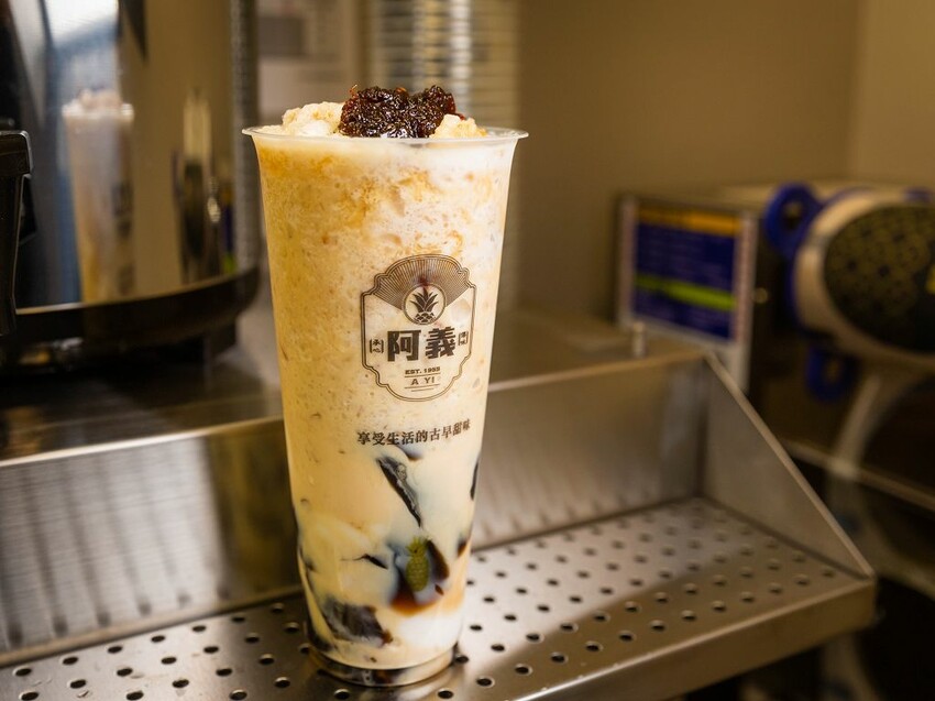 中壢手搖飲推薦-超美味的1955阿義鳳梨冰來中壢啦!傳承六十年的鳳梨冰超好喝,獨家鳳梨蜜搭配綠茶紅茶也都非常優呢。而且每天還有各種不同的手工珍珠以及蒟蒻凍~ @圍事小哥的幸福相框