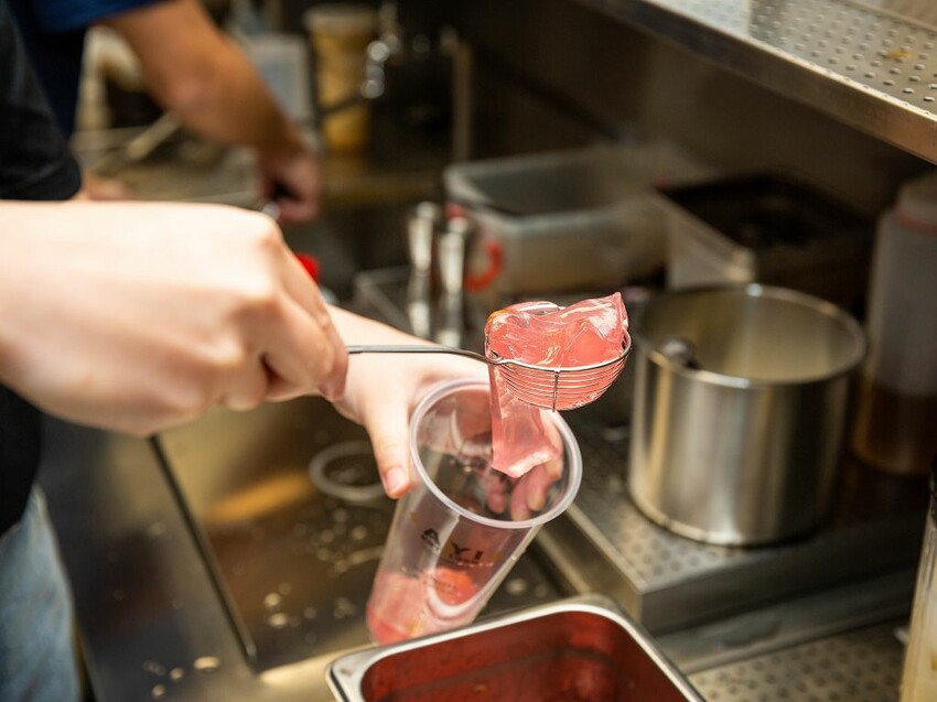 中壢手搖飲推薦-超美味的1955阿義鳳梨冰來中壢啦!傳承六十年的鳳梨冰超好喝,獨家鳳梨蜜搭配綠茶紅茶也都非常優呢。而且每天還有各種不同的手工珍珠以及蒟蒻凍~ @圍事小哥的幸福相框