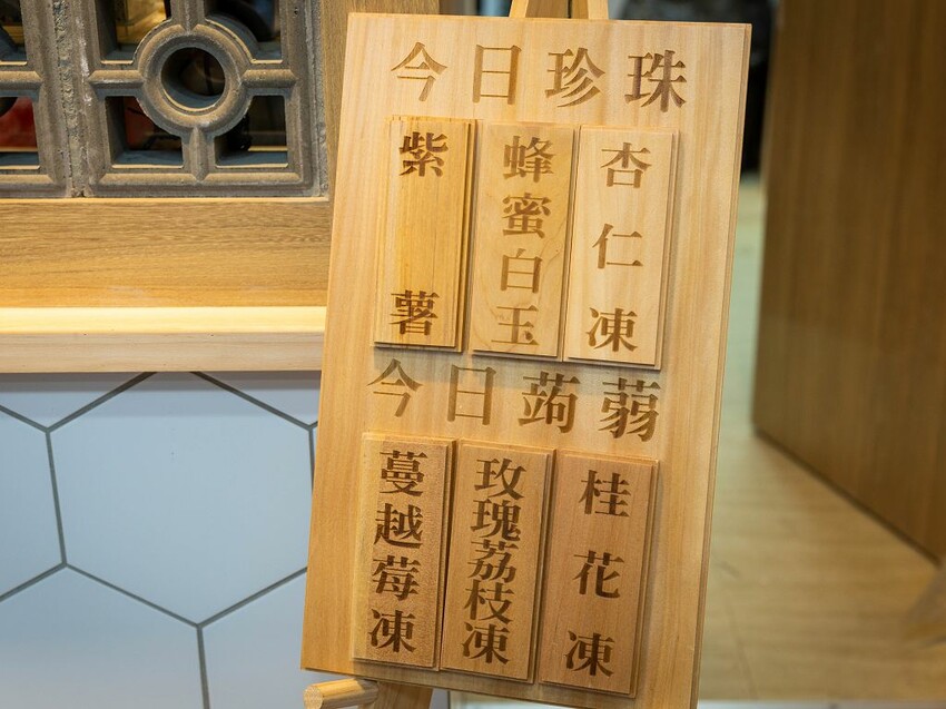 中壢手搖飲推薦-超美味的1955阿義鳳梨冰來中壢啦!傳承六十年的鳳梨冰超好喝,獨家鳳梨蜜搭配綠茶紅茶也都非常優呢。而且每天還有各種不同的手工珍珠以及蒟蒻凍~ @圍事小哥的幸福相框