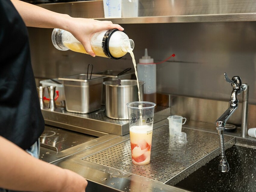 中壢手搖飲推薦-超美味的1955阿義鳳梨冰來中壢啦!傳承六十年的鳳梨冰超好喝,獨家鳳梨蜜搭配綠茶紅茶也都非常優呢。而且每天還有各種不同的手工珍珠以及蒟蒻凍~ @圍事小哥的幸福相框