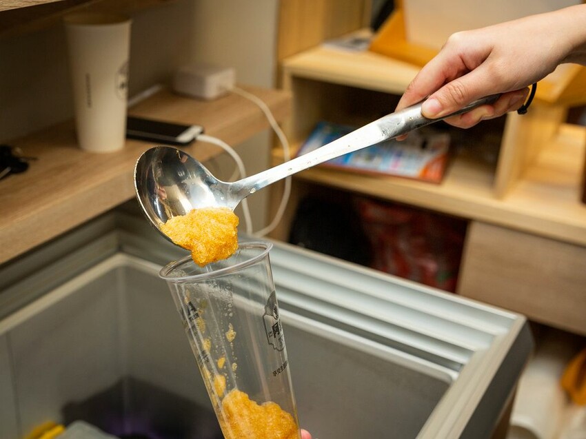 中壢手搖飲推薦-超美味的1955阿義鳳梨冰來中壢啦!傳承六十年的鳳梨冰超好喝,獨家鳳梨蜜搭配綠茶紅茶也都非常優呢。而且每天還有各種不同的手工珍珠以及蒟蒻凍~ @圍事小哥的幸福相框