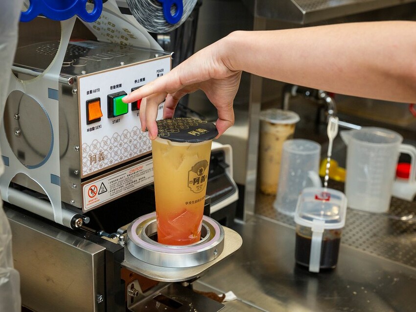 中壢手搖飲推薦-超美味的1955阿義鳳梨冰來中壢啦!傳承六十年的鳳梨冰超好喝,獨家鳳梨蜜搭配綠茶紅茶也都非常優呢。而且每天還有各種不同的手工珍珠以及蒟蒻凍~ @圍事小哥的幸福相框