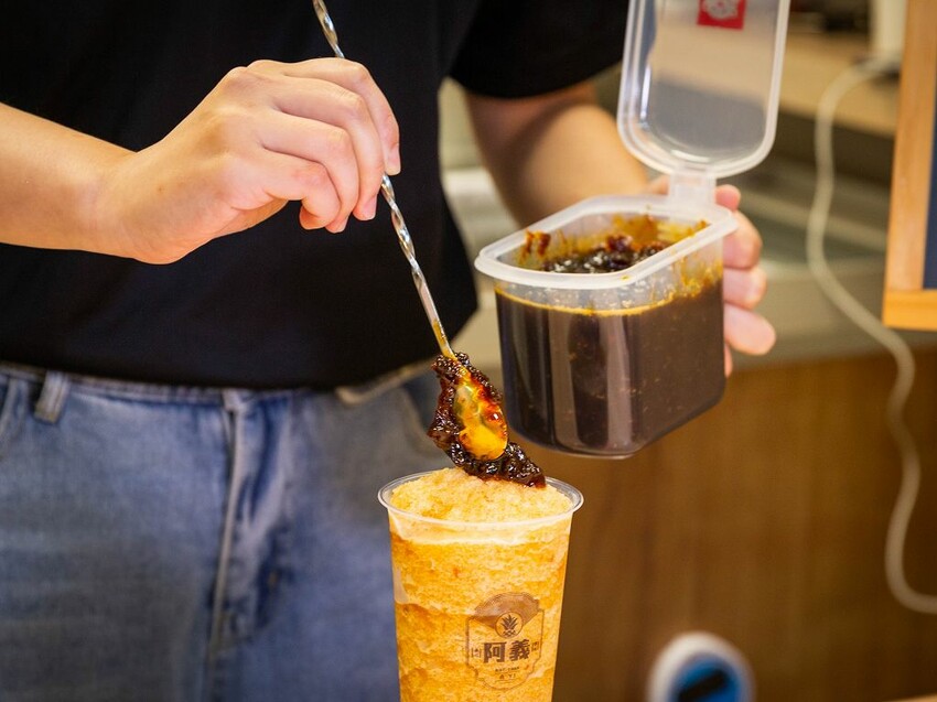 中壢手搖飲推薦-超美味的1955阿義鳳梨冰來中壢啦!傳承六十年的鳳梨冰超好喝,獨家鳳梨蜜搭配綠茶紅茶也都非常優呢。而且每天還有各種不同的手工珍珠以及蒟蒻凍~ @圍事小哥的幸福相框