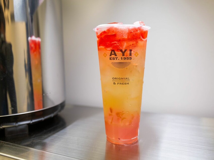 中壢手搖飲推薦-超美味的1955阿義鳳梨冰來中壢啦!傳承六十年的鳳梨冰超好喝,獨家鳳梨蜜搭配綠茶紅茶也都非常優呢。而且每天還有各種不同的手工珍珠以及蒟蒻凍~ @圍事小哥的幸福相框