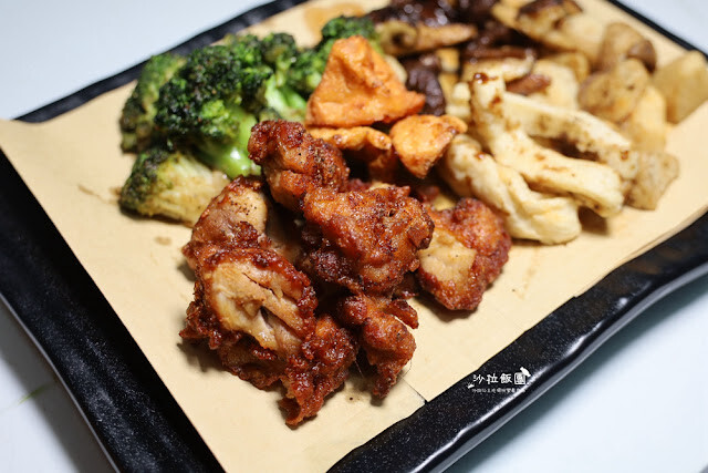 士林夜市美食推薦『暖男炸雞』焦糖炸雞、炸雞皮好好吃