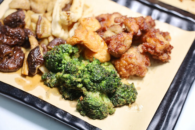 士林夜市美食推薦『暖男炸雞』焦糖炸雞、炸雞皮好好吃