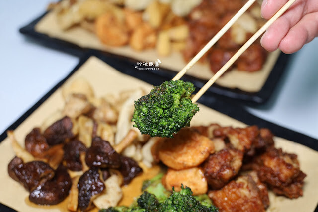 士林夜市美食推薦『暖男炸雞』焦糖炸雞、炸雞皮好好吃