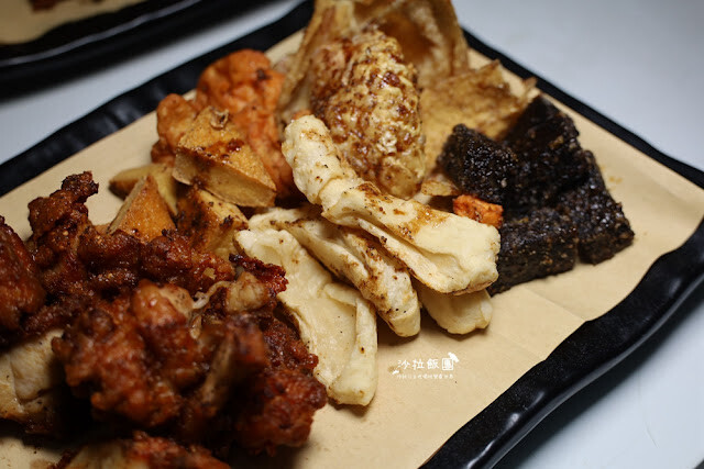 士林夜市美食推薦『暖男炸雞』焦糖炸雞、炸雞皮好好吃