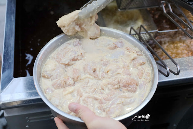 士林夜市美食推薦『暖男炸雞』焦糖炸雞、炸雞皮好好吃
