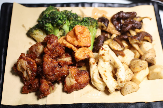 士林夜市美食推薦『暖男炸雞』焦糖炸雞、炸雞皮好好吃